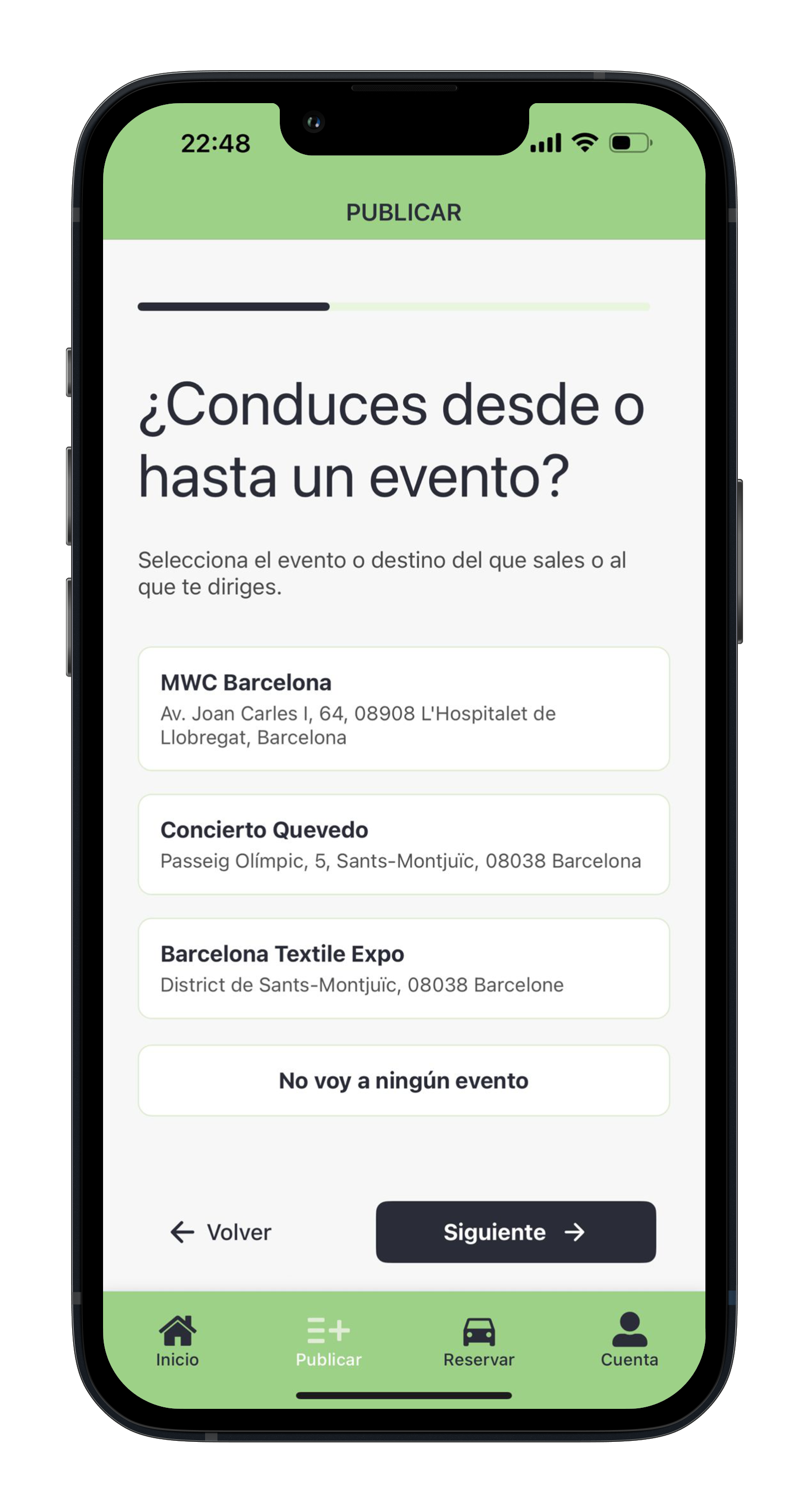 Persona usando móvil en evento